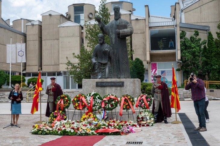Владина делегација оддаде почит пред споменикот на св. Кирил и Методиј во Скопје