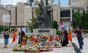 Владина делегација оддаде почит пред споменикот на св. Кирил и Методиј во Скопје