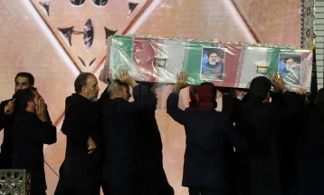 Претседателот на Иран, кој загина во хеликоптерска несреќа, денеска беше погребан во светиот град Машхад