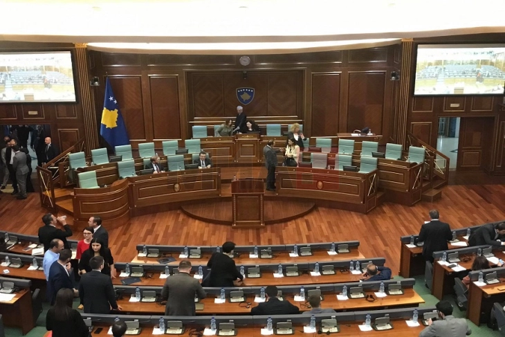 Opozita kosovare me rezolutë kërkon dorëheqjen e Kurtit dhe shpërndarjen e Kuvendit
