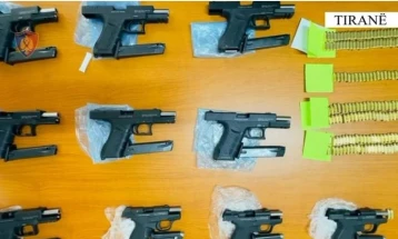Policia në Tiranë ka konfiskuar armë dhe municion të kontrabanduara nga Kosova