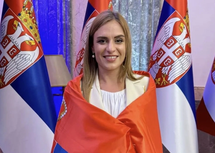 Во Србија властите со иницијатива децата во училиште да носат униформи во боите на државното знаме