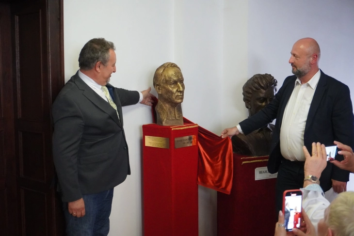 SPE organizers unveil bust of Swedish poet Tomas Tranströmer