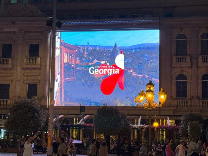 Video prezantim me rastin e Ditës së Pavarësisë së Gjeorgjisë në sheshin qendror në Shkup
