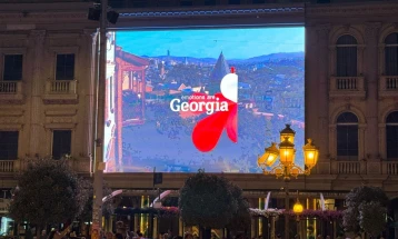 Video prezantim me rastin e Ditës së Pavarësisë së Gjeorgjisë në sheshin qendror në Shkup