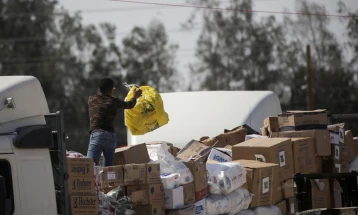 Kamionë me ndihmë humanitare po hyjnë në Rripin e Gazës
