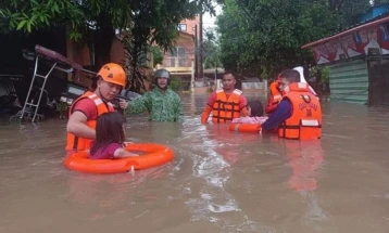 Најмалку седум загинати во тропската бура што ги погоди Филипините