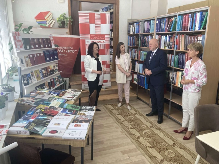 Амбасадата на Полска донираше книги од полски автори на општинската библиотека во Виница