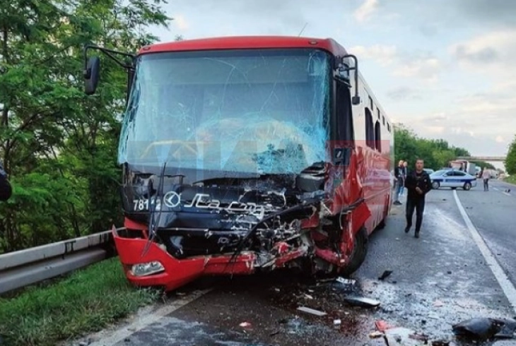 Përplasje e një autobusi me një automobil në afërsi të vendit Mali Pozharevac - ka humbur jetën shoferi, më shumë se 30 të lënduar (PLT)