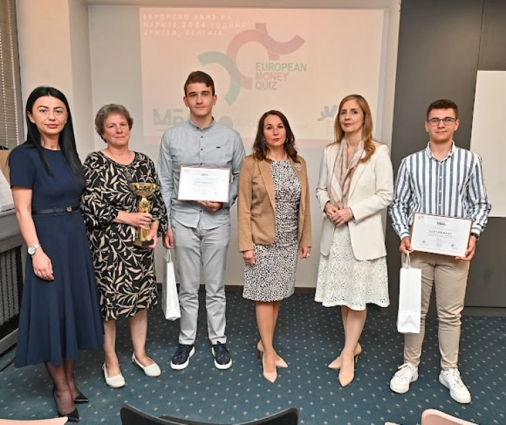 Учениците кои го освоија третото место во Европа за финансиска едукација наградени од МБА, Народната банка и КХВ
