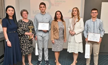 Учениците кои го освоија третото место во Европа за финансиска едукација наградени од МБА, Народната банка и КХВ