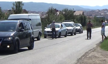 Блокиран патот од Битола кон село Маково поради јавен собир