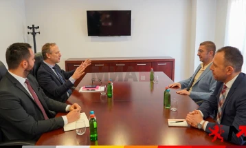Mickoski në takim me shefin e Misionit të OSBE-së Val: Vendi do të vazhdojë  në rrugën evropiane, vijon një periudhë reformash
