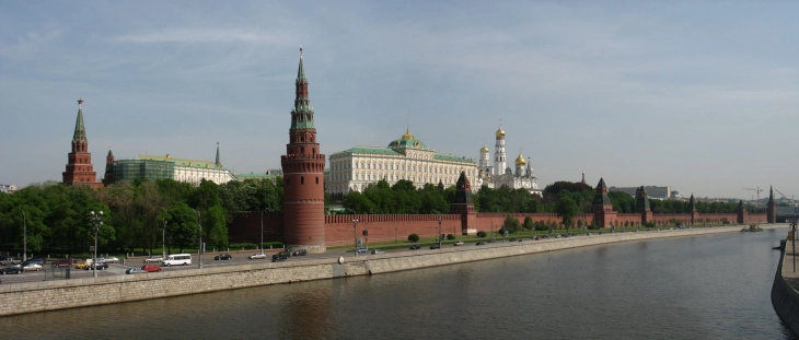 Kremlini: NATO po e provokon Ukrainën që të vazhdojë konfliktin