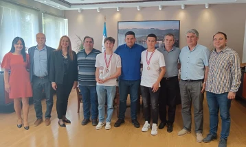 Наградените охридски средношколци на прием кај градоначалникот Пецаков
