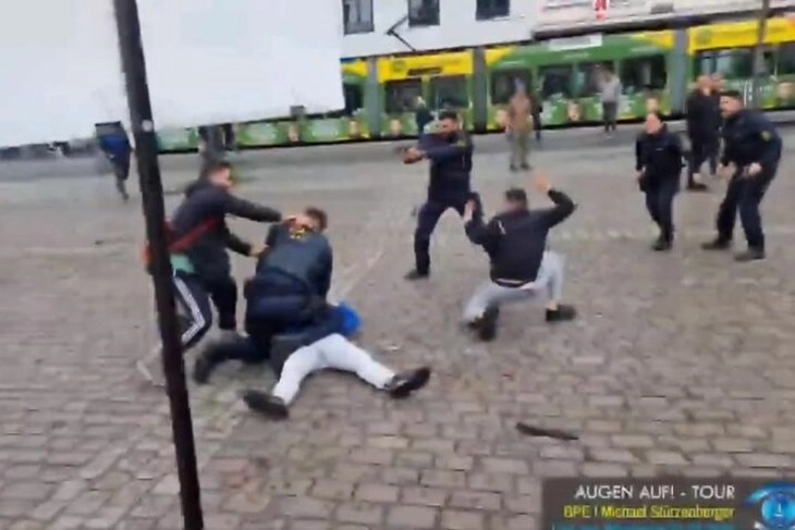 Германската полиција усмрти маж кој со нож избоде политичар и полицаец на политички настан во Мајнхајм 