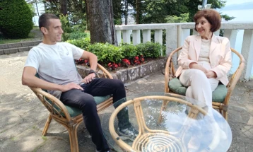 Siljanovska Davkova meets Macedonian runner Dario Ivanovski in Ohrid