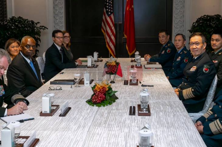 Dong: Kina e hapur për komunikim të rregullt ushtarak me SHBA-në