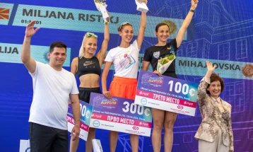Siljanovska Davkova presents awards to Ohrid Running Weekend winners