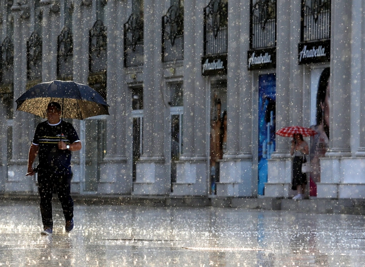 Најтопло во Велес, Гевгелија, Кавадарци - 34 степени, до крајот на денот локална појава на пороен дожд и грмежи
