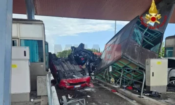 Tre persona humbën jetën në një aksident me veturë në një pikë pagese pranë Livornos, në Toskanën italiane