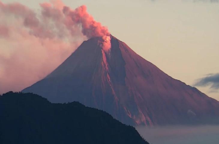 Новата ерупција на индонезискиот вулкан Ибу крена столб од пепел висок пет километри