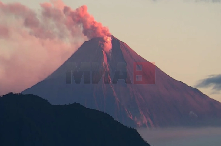 Erupsioni i ri i vullkanit indonezian Ibu ngriti një shtyllë hiri të lartë pesë kilometra