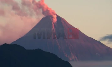 Erupsioni i ri i vullkanit indonezian Ibu ngriti një shtyllë hiri të lartë pesë kilometra