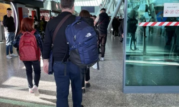 Në aeroportin në Tiranë janë arrestuar 16 policë, lejonin kalim të jashtëligjshëm në kufi