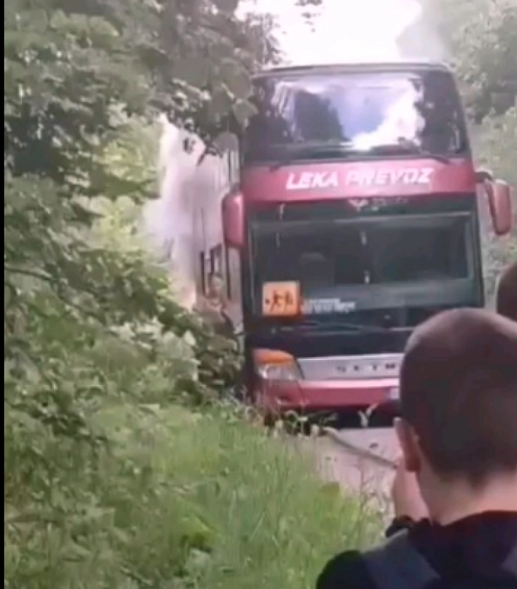 Во Србија се запали автобус со деца на екскурзија, нема повредени