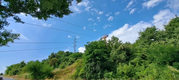 Dëmtohet kablloja e teleferikut Tetovë - Kodra e Diellit rrezik potencial për rrugën dhe lagjen e vilave në qendrën e skijimit