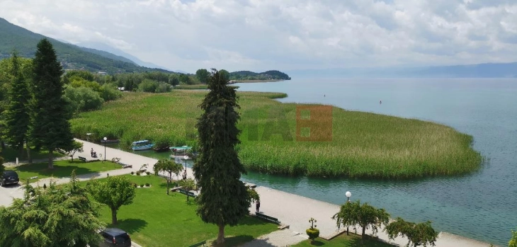 ЦУК: Турист од Холандија удрил во камен во Охридско Езеро, пренесен во болница