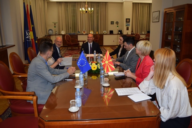 Parliament Speaker Gashi meets EU Ambassador Geer 