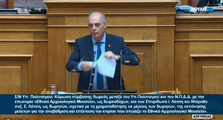 Kryetari i një partie greke nga foltorja parlamentare e grisi Marrëveshjen e Prespës