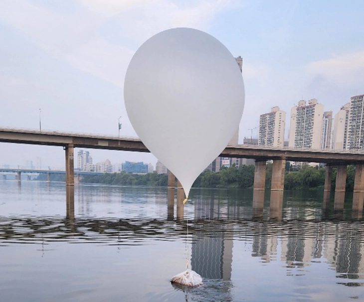 Seoul says Pyongyang sending rubbish-filled balloons south again