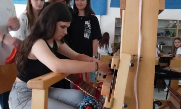 Ученици од кумановското средно училиште „Перо Наков“ се обучуваат за ткаење