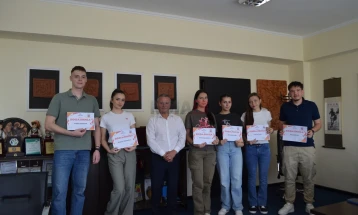 Општина Виница ги награди најдобрите ученици кои го завршија средното образование
