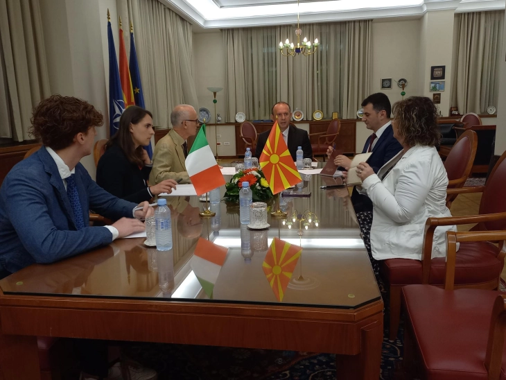 Takim i kryetarit të Kuvendit Gashi me ambasadorin italian SIlvestri