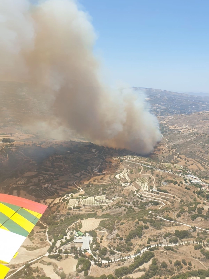 Zjarr i madh në Qipro, janë evakuuar vendbanime, është kërkuar ndihmë nga Jordania, Izraeli, Greqia dhe BE-ja