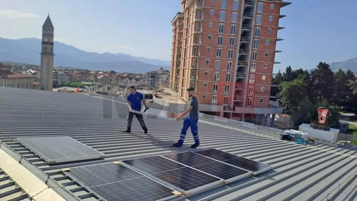 Почна поставувањето фотоволтаични панели на општинската зграда и спортската сала во Дебар