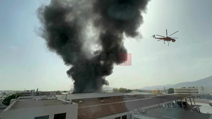 Експлозија и пожар во фабрика во северниот дел на Атина, се шири опасен чад