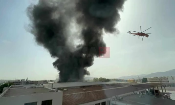 Експлозија и пожар во фабрика во северниот дел на Атина, се шири опасен чад