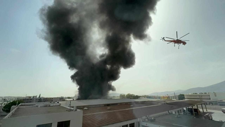 Shpërthim dhe zjarr në një fabrikë në pjesën veriore të Athinës, po përhapet tym i rrezikshëm