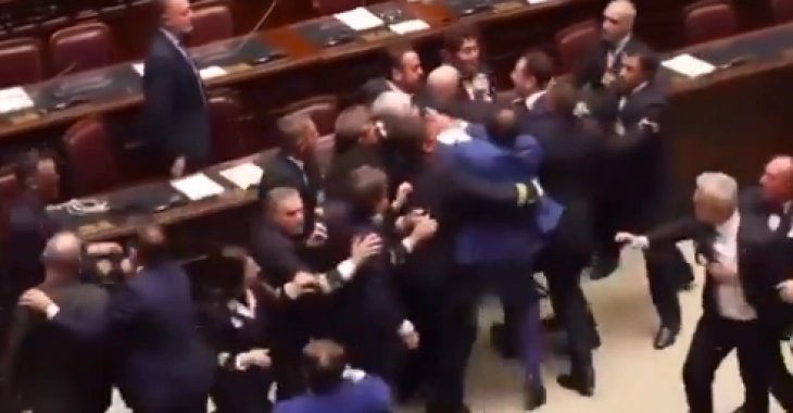 Тепачка во италијанскиот Парламент поради закон за автономија на региони