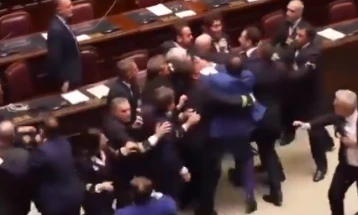 Тепачка во италијанскиот Парламент поради закон за автономија на региони
