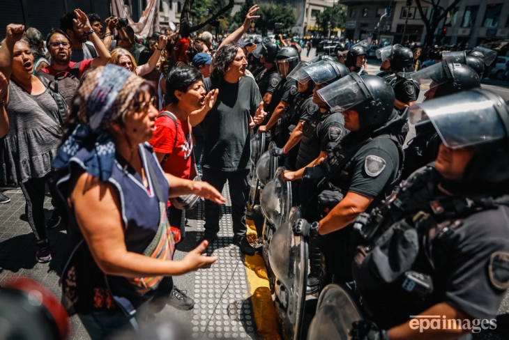 Të paktën pesë deputetë të lënduar në Buenos Aires gjatë demonstratave kundër reformave ekonomike të presidentit të Argjentinës
