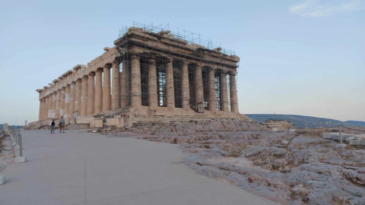 Vala e të nxehtit në Greqi arrin kulmin, vendet arkeologjike në Athinë janë mbyllur për pesë orë