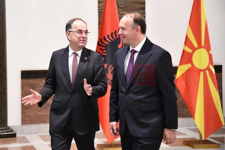 Takimi i kryetarit të Kuvendit Gashi, me presidentin e Shqipërisë, Begaj