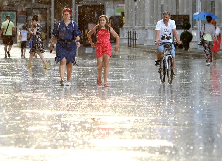 Во Скопје утрово пороен дожд и грмежи