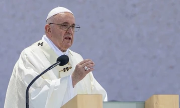 Папата Франциск пристигна на Самитот на Г7 за неговото историско обраќање